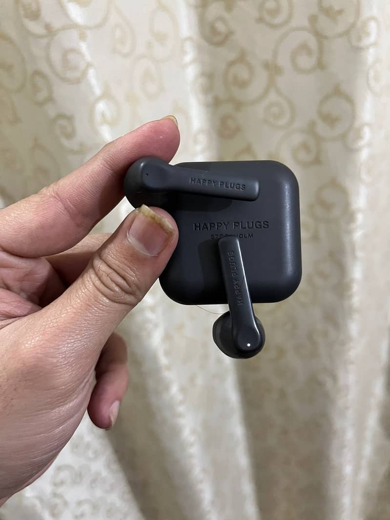 Happy Plugs 3