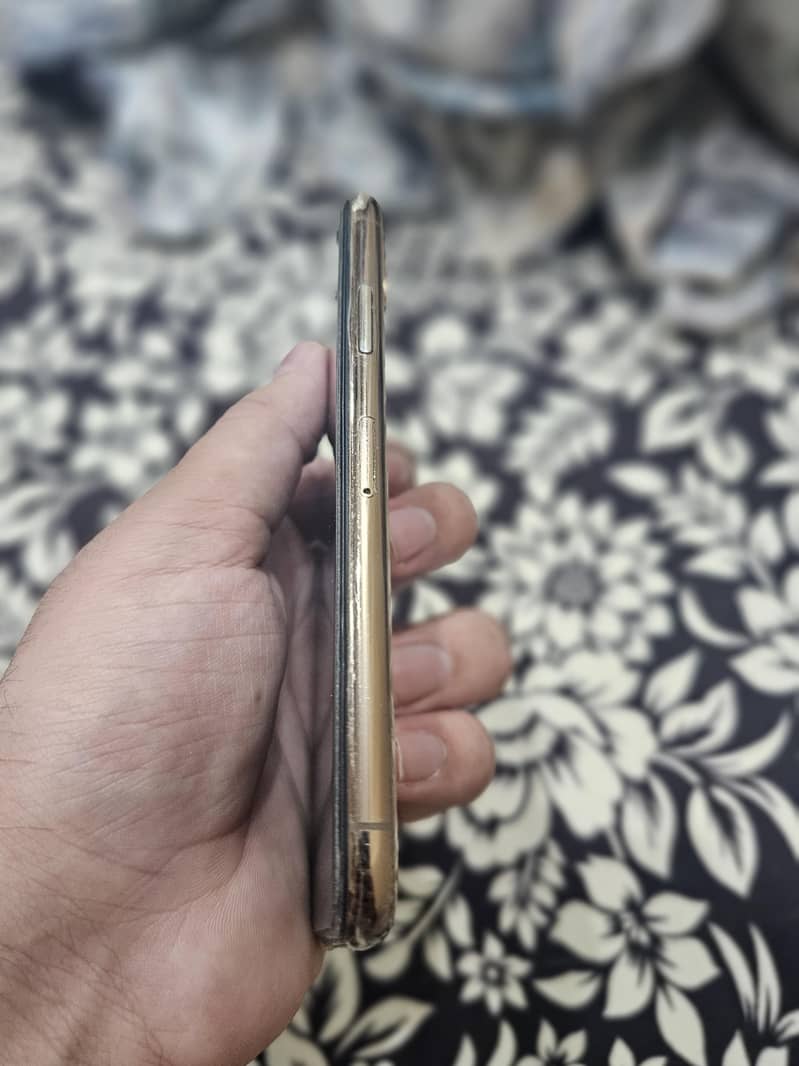 Apple iPhone XS 4