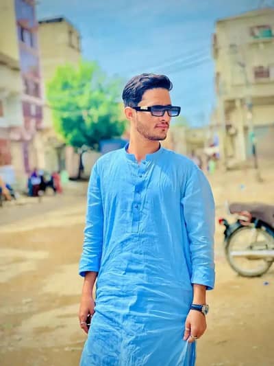 I am a graphic designer + digital marketer + freelanceer+ e-commerce +
