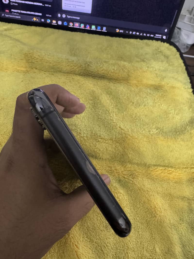 Apple iPhone XS Max 4