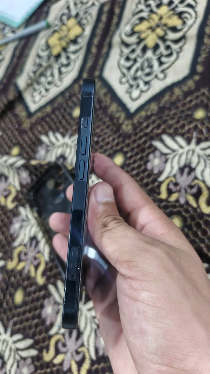 Apple iPhone 13 5