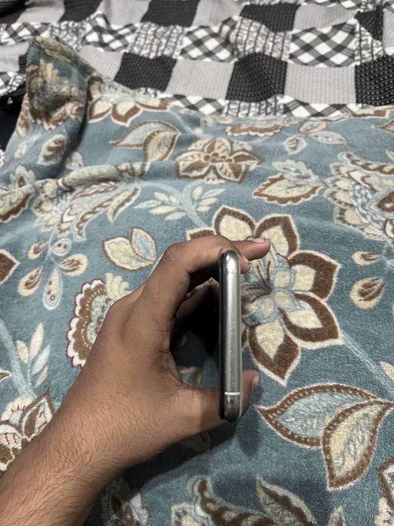 Apple iPhone 11 Pro Max 2