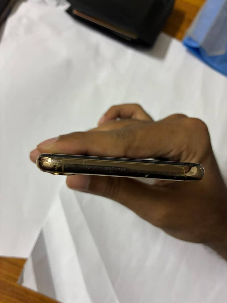 Apple iPhone XS Max 4