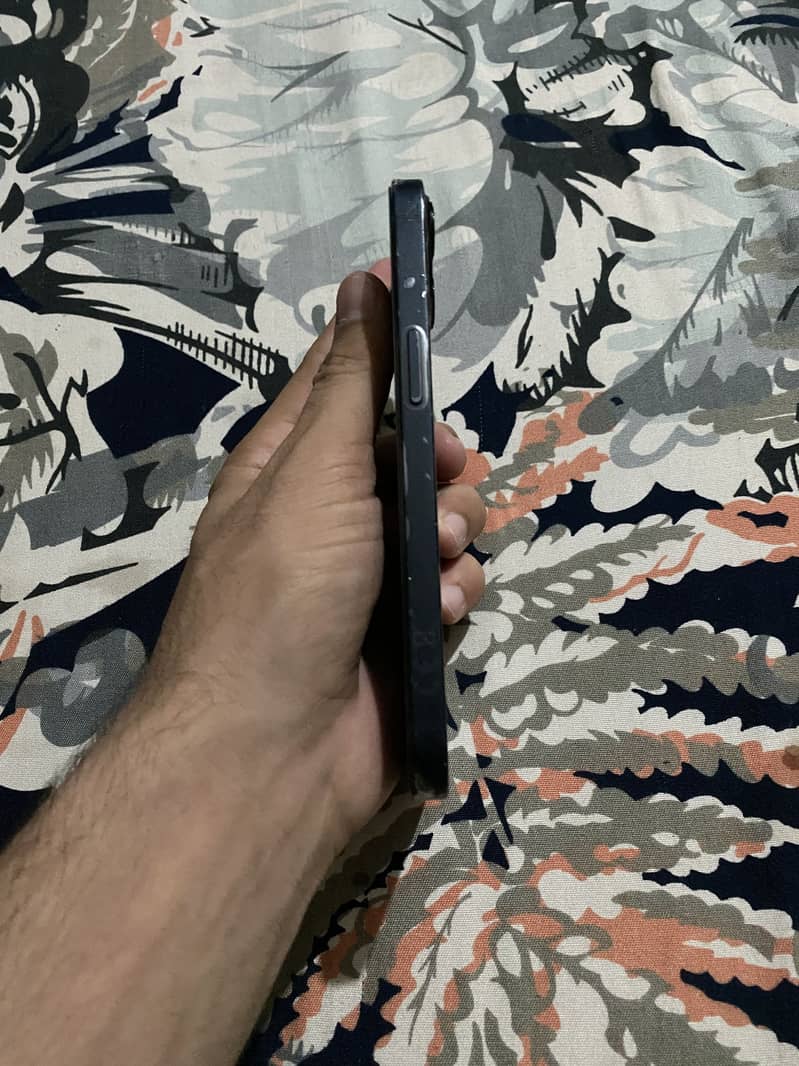 IPhone 13 4