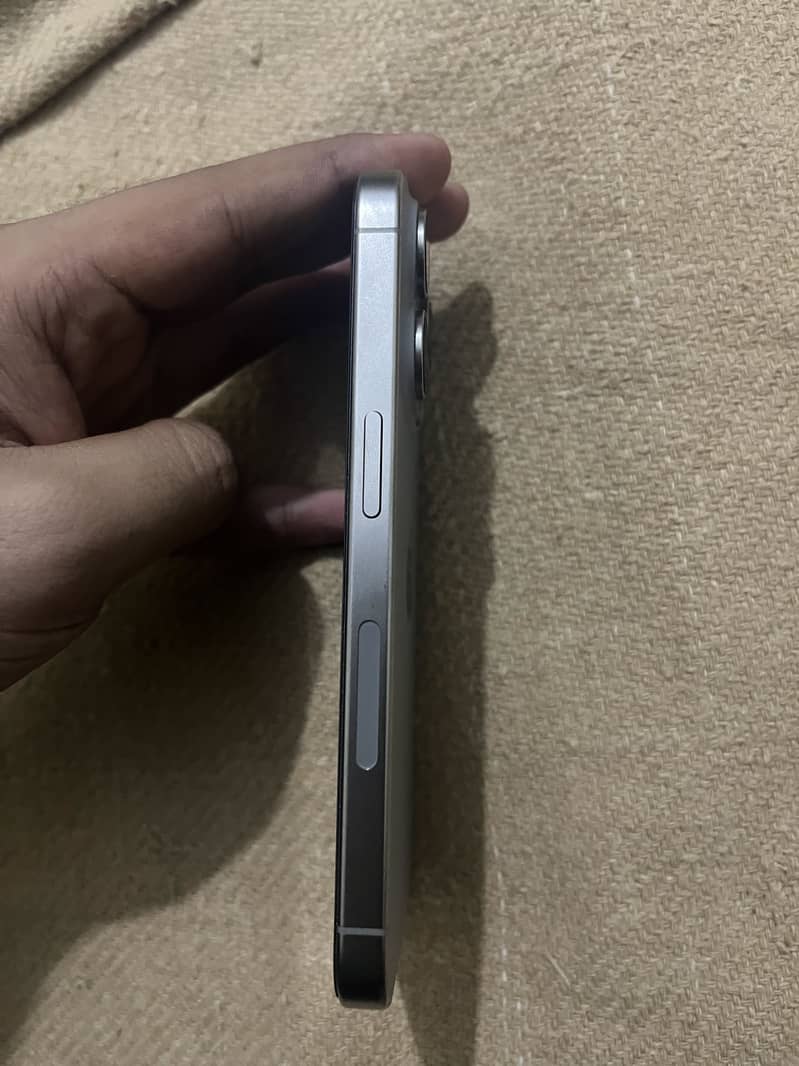 Apple iPhone 15 Pro 4