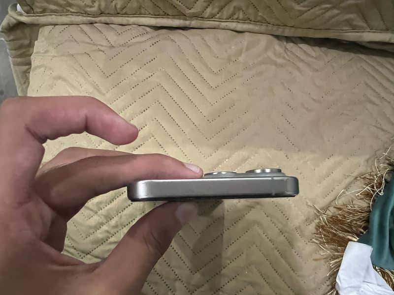 Apple iPhone 15 Pro Max 4