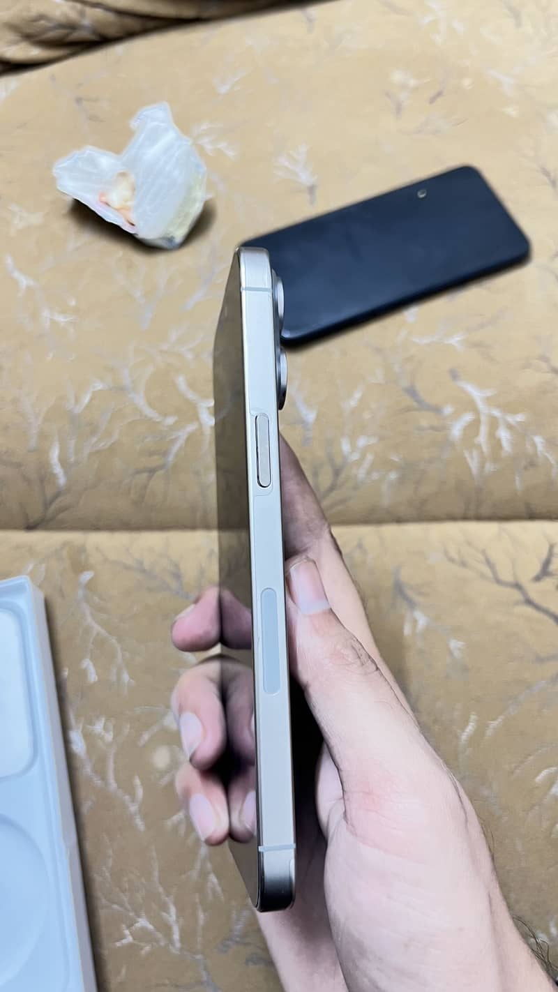 Apple iPhone 15 Pro Max 2