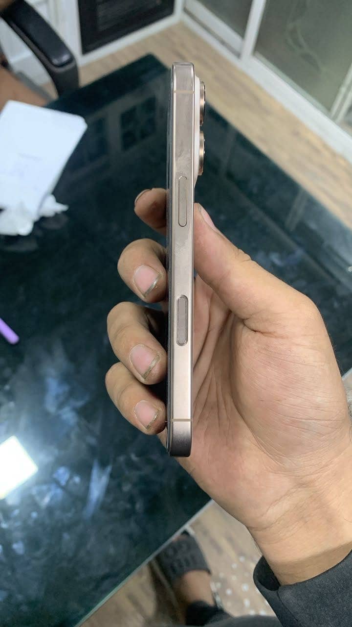 Apple iPhone 16 Pro 3