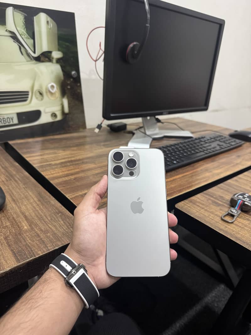 Apple iPhone 16 Pro Max 0