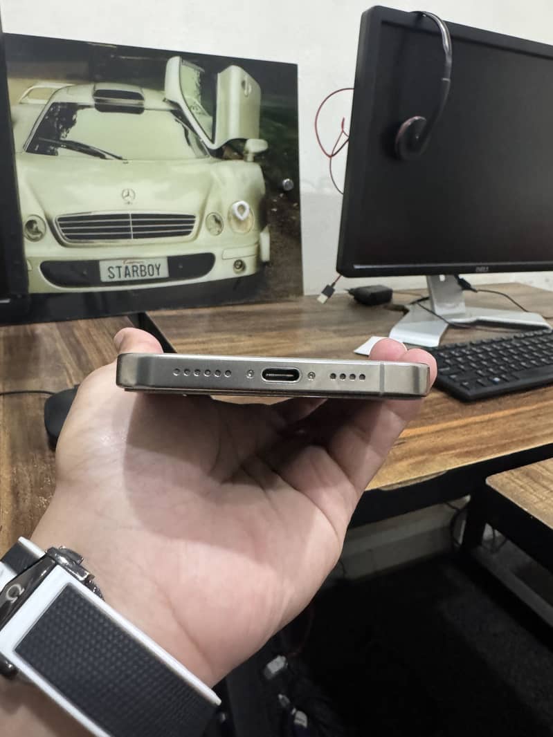 Apple iPhone 16 Pro Max 2
