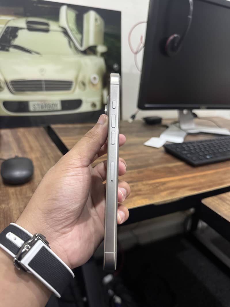 Apple iPhone 16 Pro Max 4