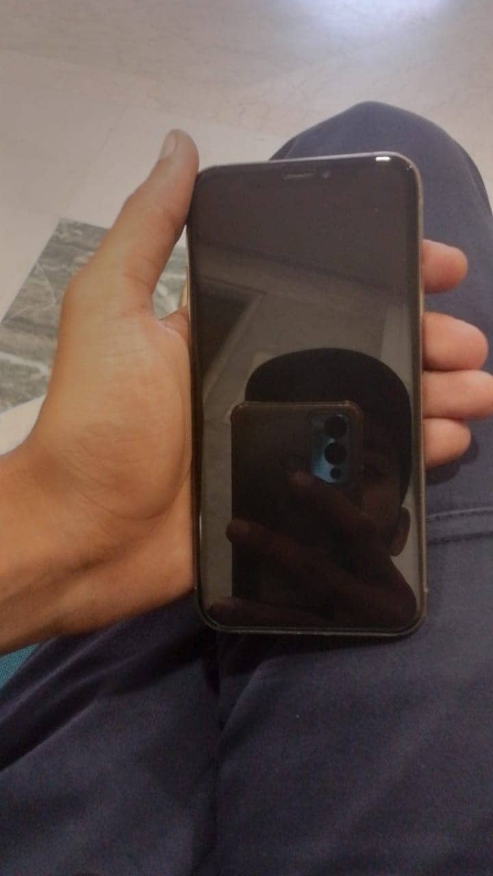 Apple iPhone XS 4