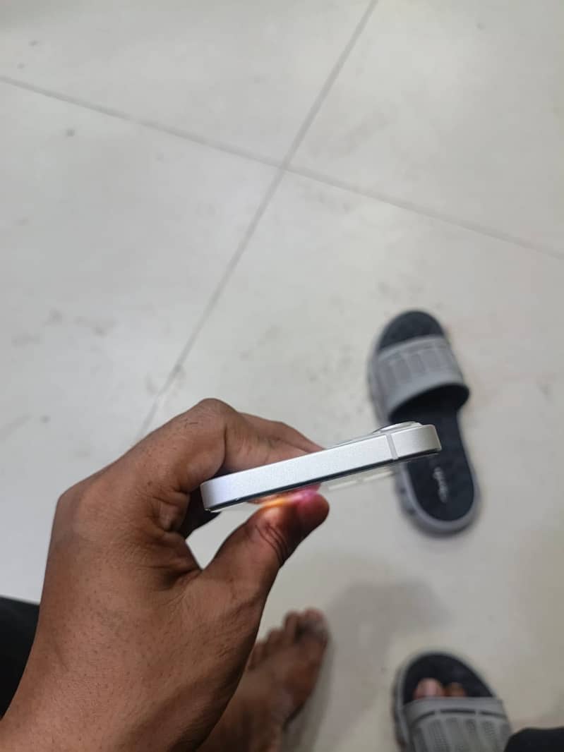 Apple iPhone 13 2