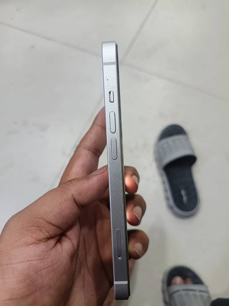 Apple iPhone 13 5
