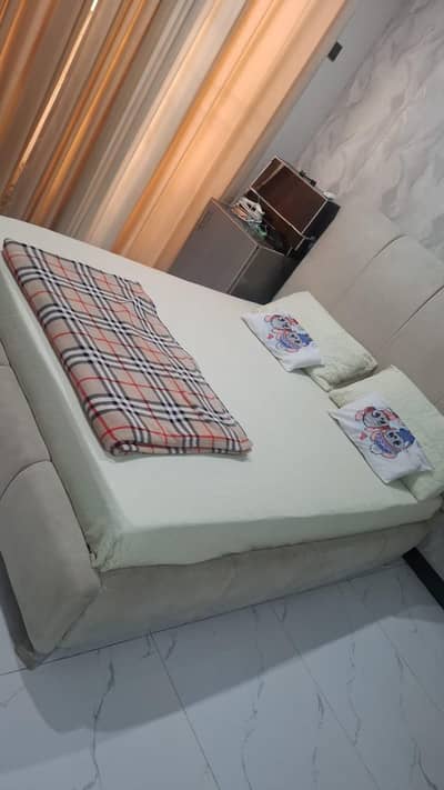 3 beds and with side tables nose matress