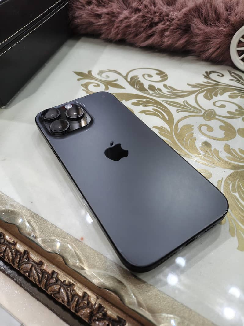Apple iPhone 16 Pro Max 4