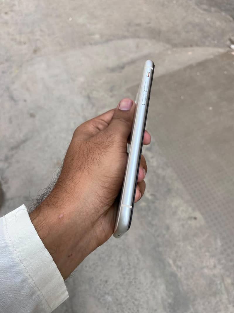 Apple iPhone 11 3