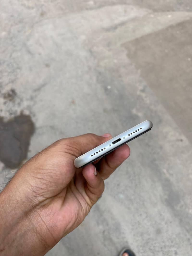 Apple iPhone 11 4