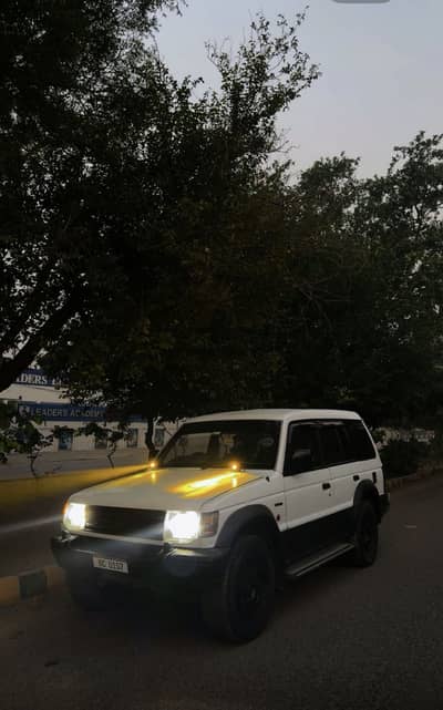 Mitsubishi Pajero 1990