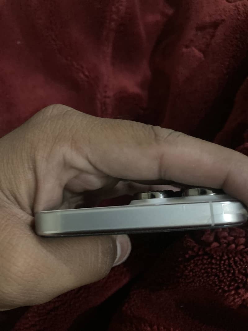 Apple iPhone 16 Pro Max 1