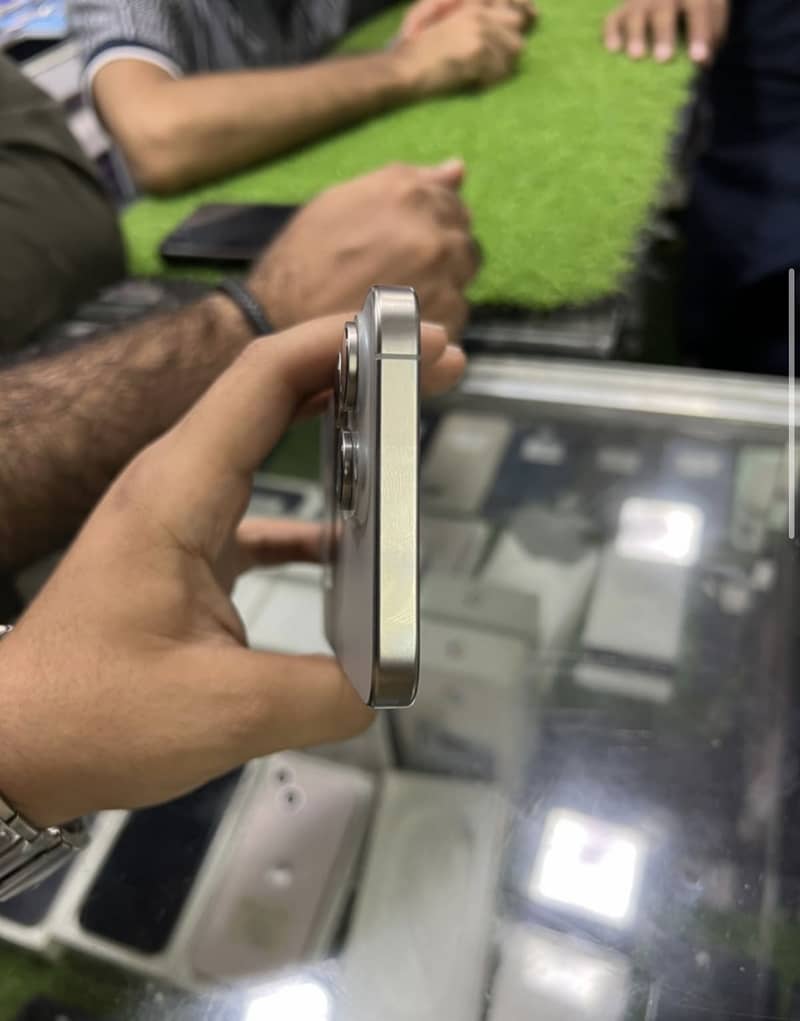 Apple iPhone 15 Pro Max 4