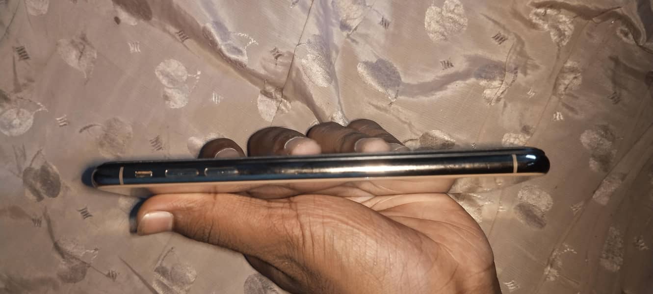 Apple iPhone XS Max 1