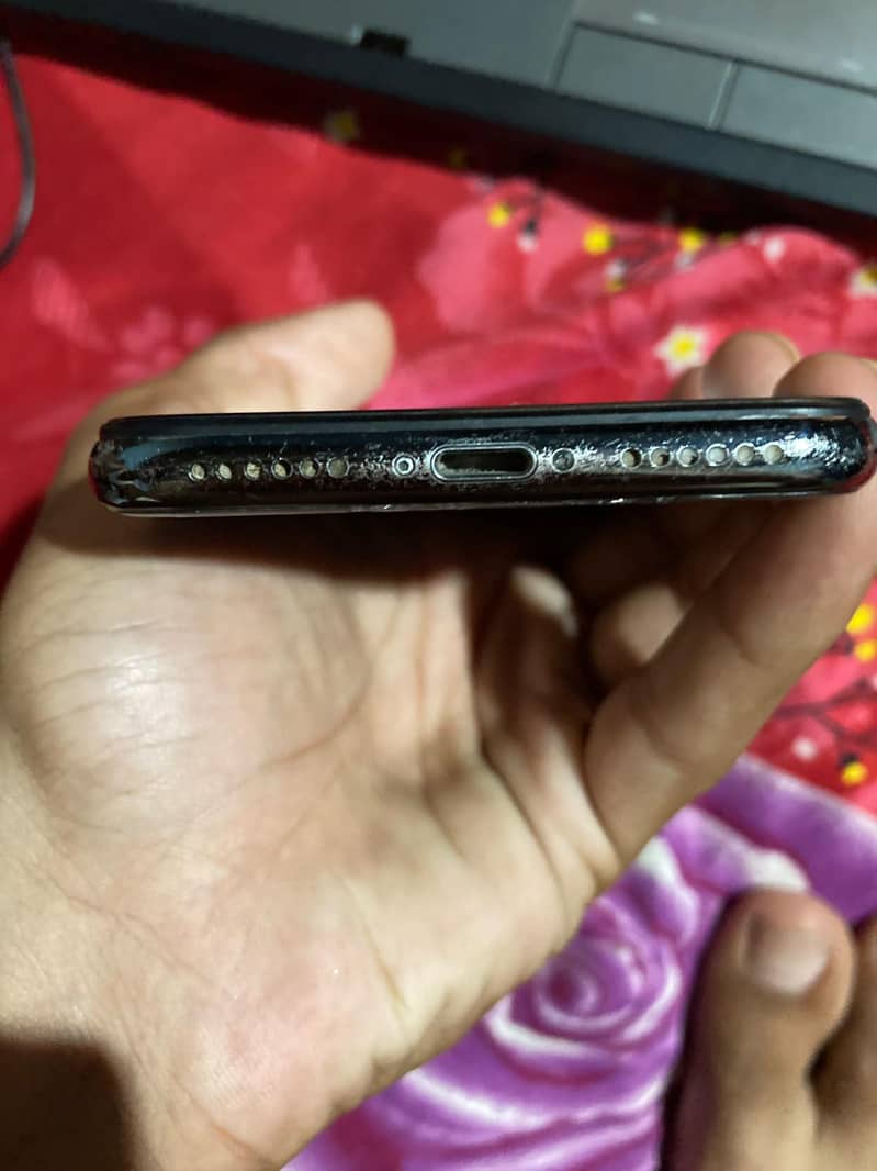 Apple iPhone X 4