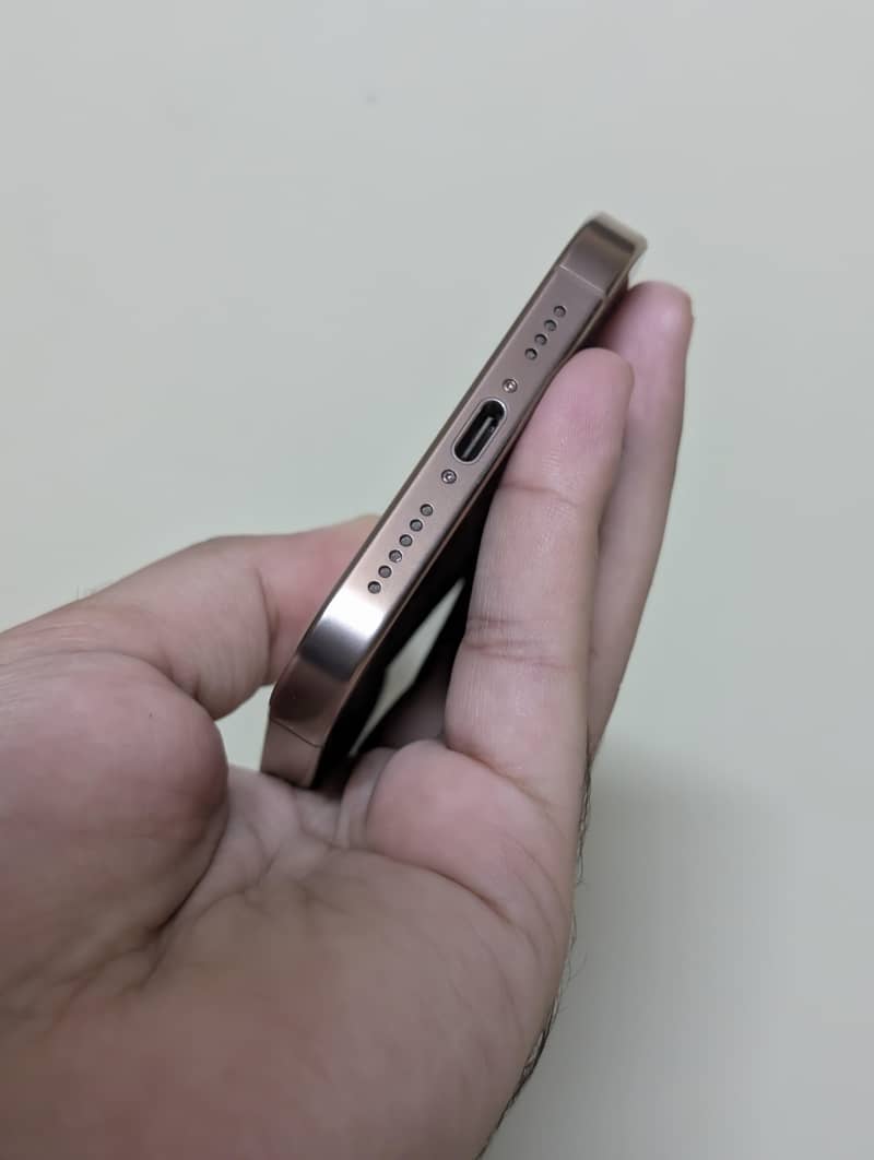 Apple iPhone 16 Pro Max 2