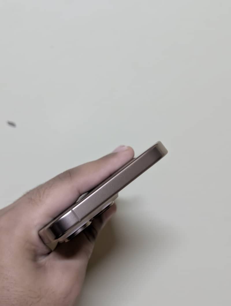 Apple iPhone 16 Pro Max 4