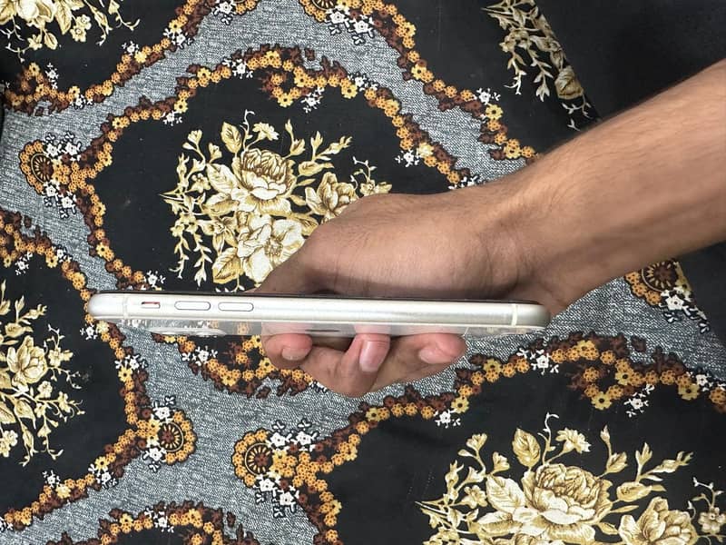 Apple iPhone 11 4