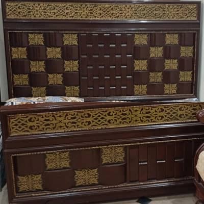 سشاندار ڈبل بیڈ  کی بڑی سائیڈ اور چھوٹی سائیڈ کی قمیت لگائی ے