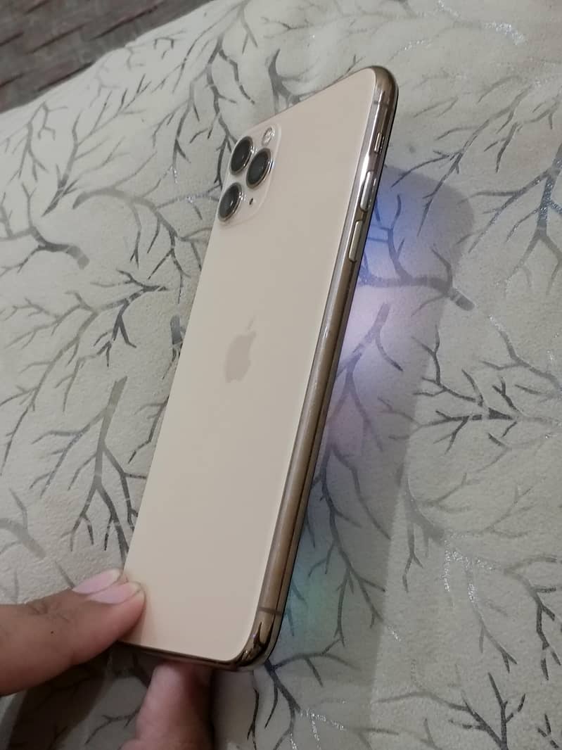 Apple iPhone 11 Pro Max 4