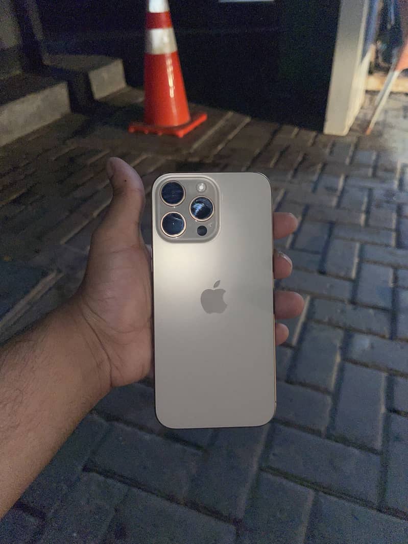 Apple iPhone 16 Pro Max 2
