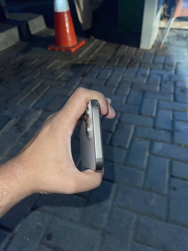 Apple iPhone 16 Pro Max 4