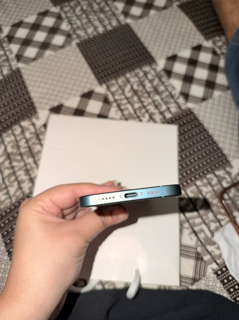Apple iPhone 16 2