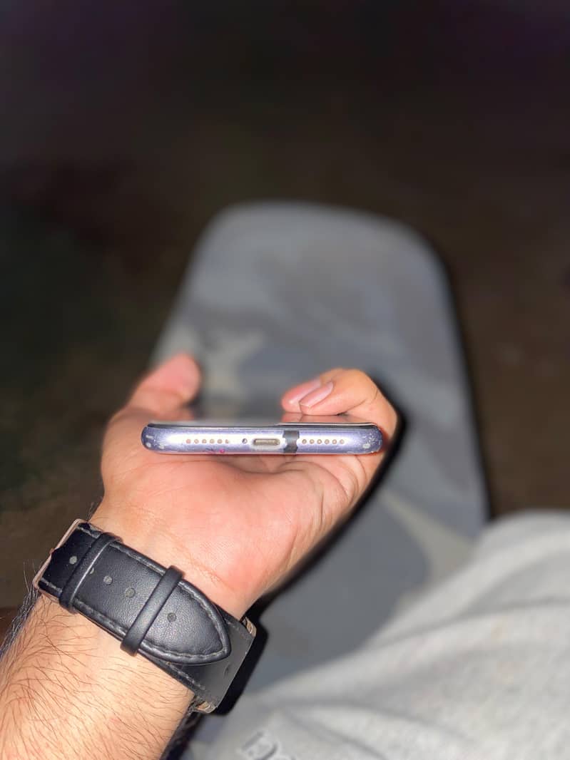 Apple iPhone 11 3