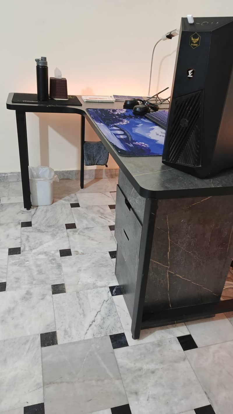 L-Shaped setup table + Free footrest 0