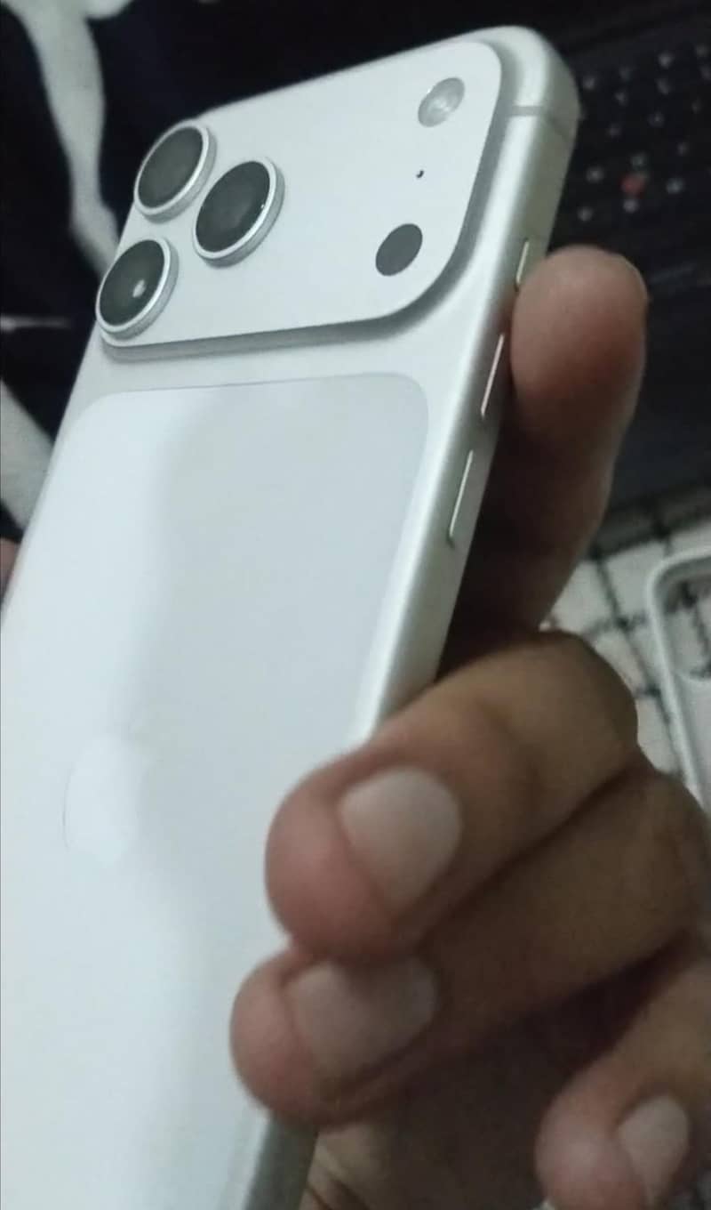 Apple iPhone 17 Pro Max 2