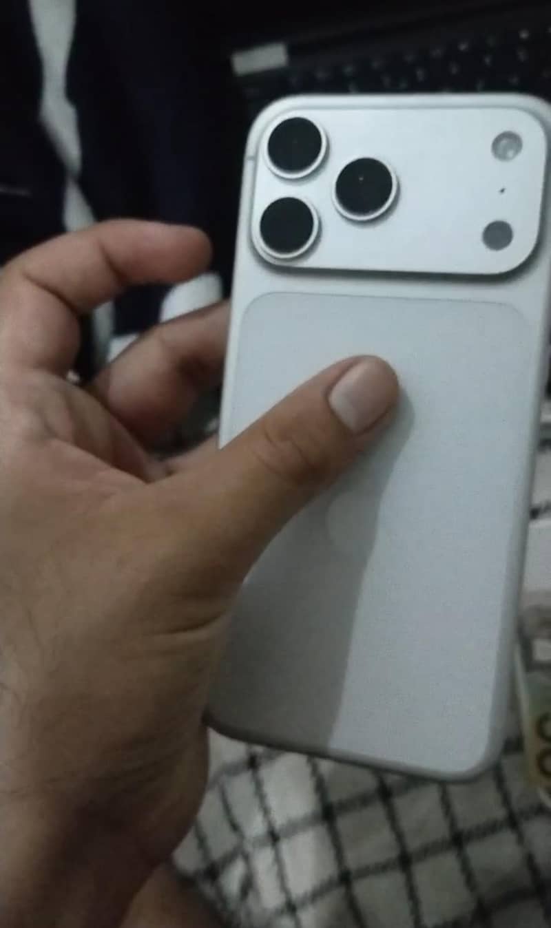 Apple iPhone 17 Pro Max 3