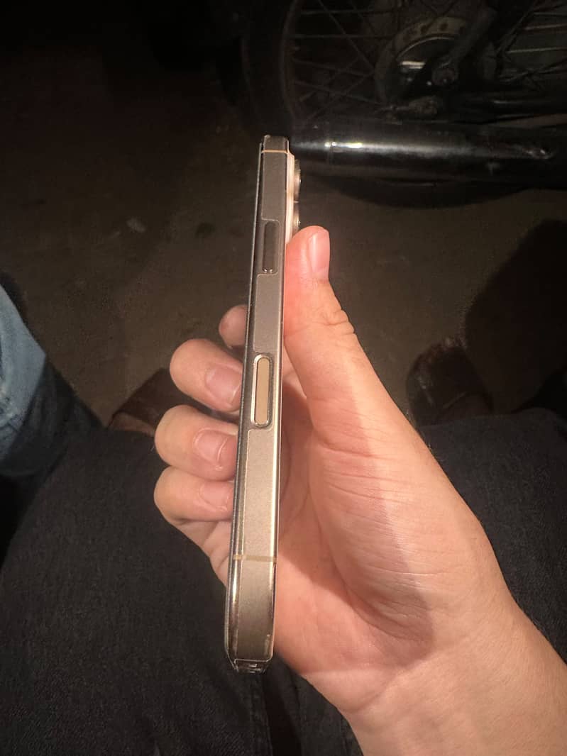 Apple iPhone 16 Pro 4