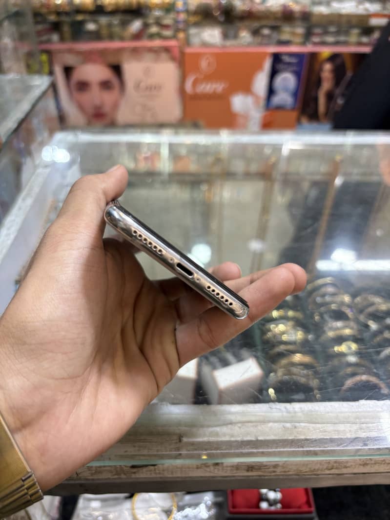 Apple iPhone X 6