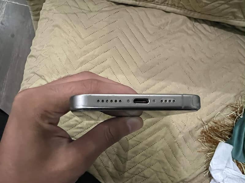 Apple iPhone 15 Pro Max 4