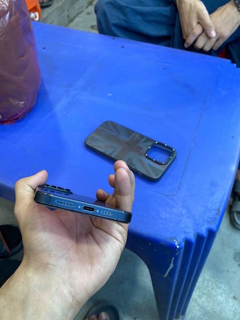 Apple iPhone 15 Pro Max 4