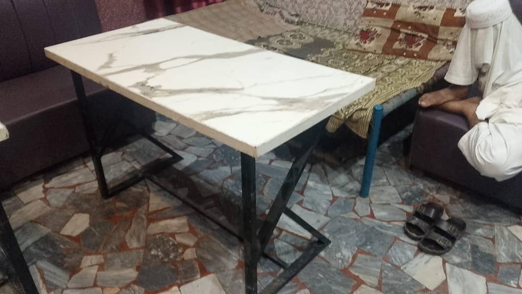 4 sofas or 3 table 4
