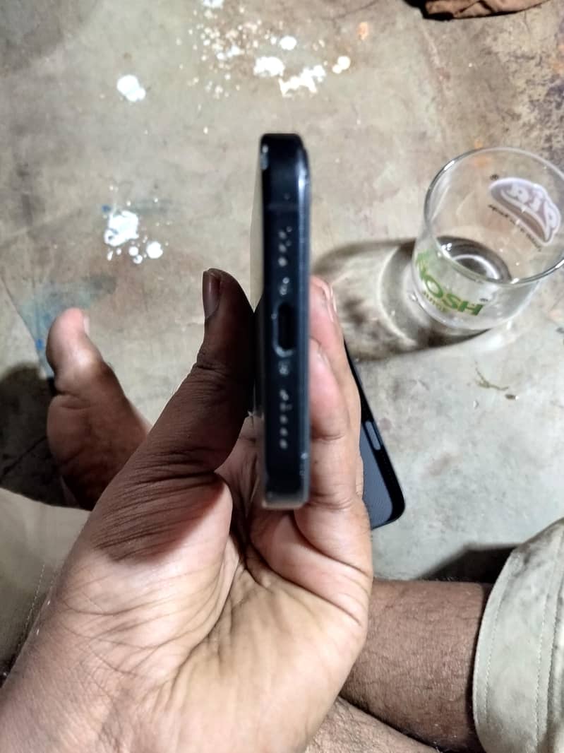 Apple iPhone 16 3