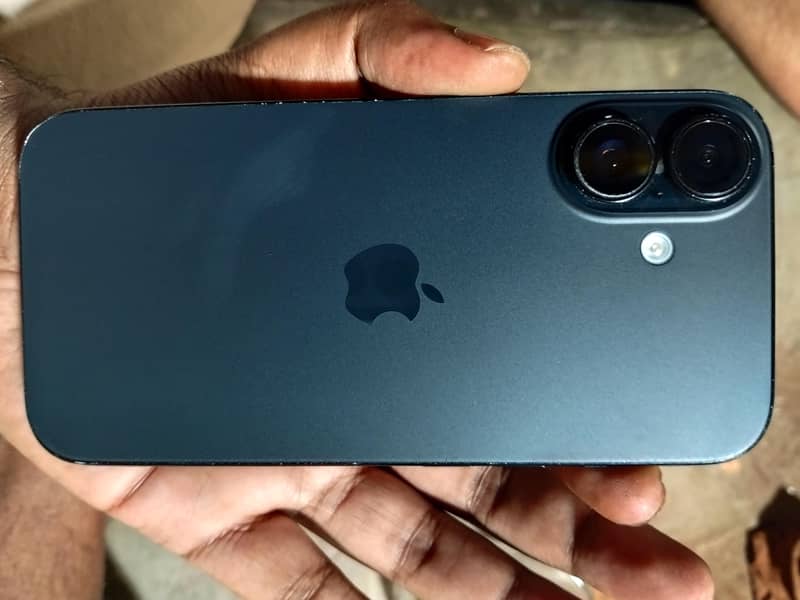 Apple iPhone 16 6