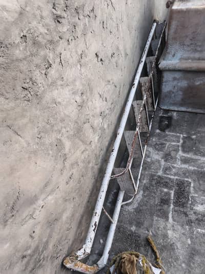 metal ki siri hy jis ko chye le jao 5500 ki 9 foot ki hy