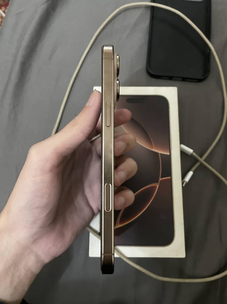 Apple iPhone 16 Pro Max 1