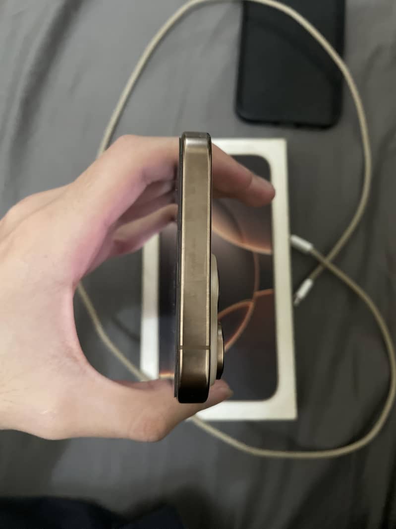 Apple iPhone 16 Pro Max 2