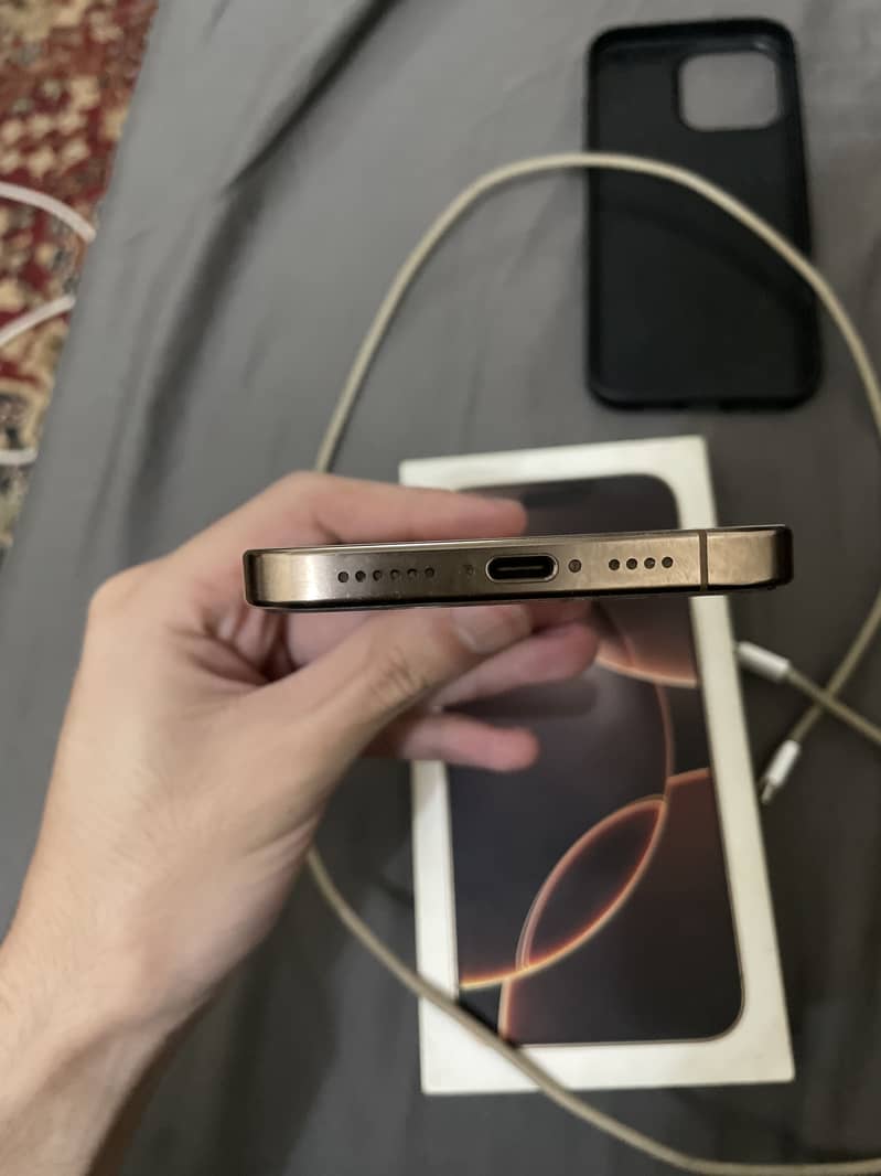 Apple iPhone 16 Pro Max 4